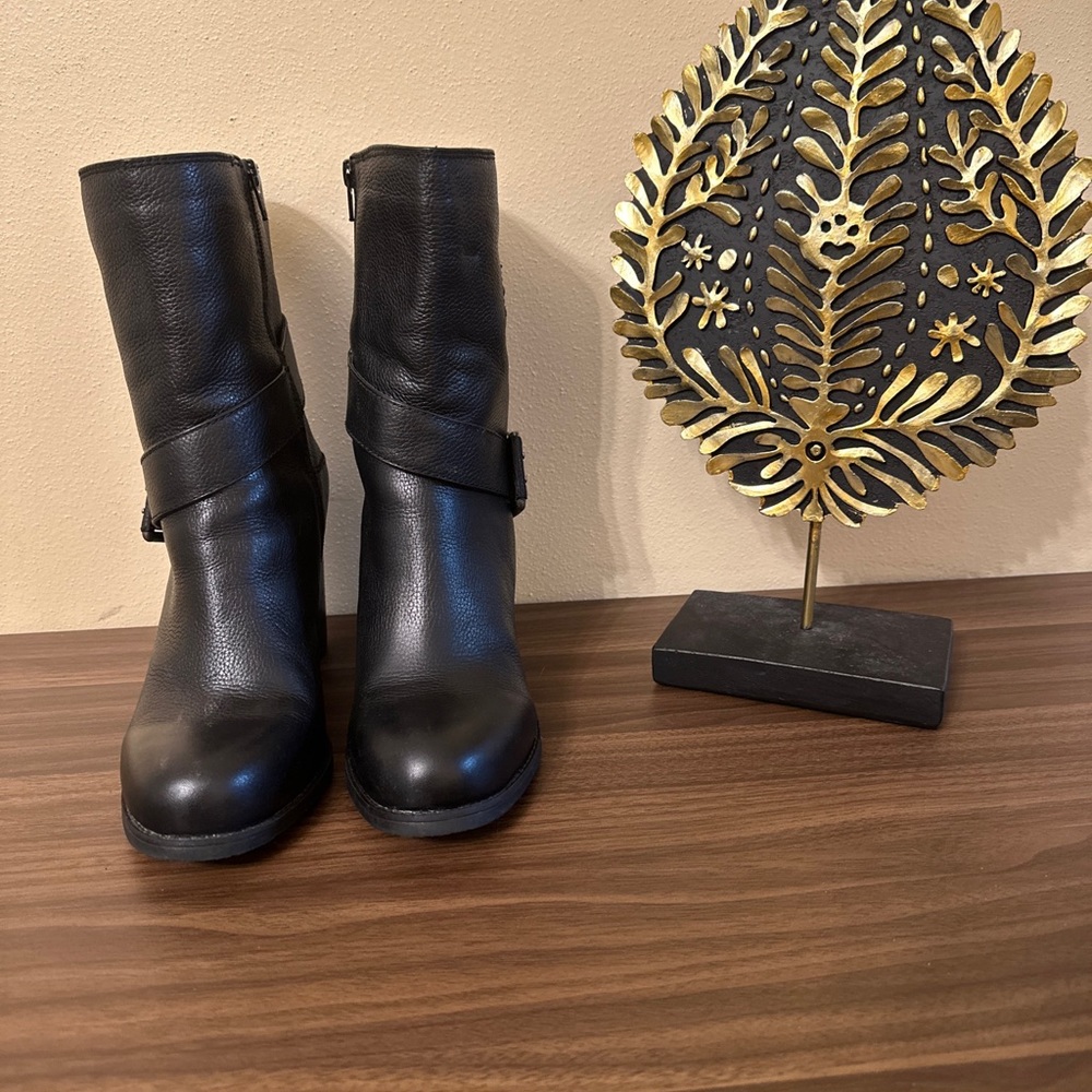 Nine West women’s Black leather boots 9.5 pre-owned. 3.5” heels VGC